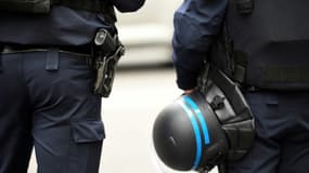 Des policiers français lors d'une alerte à la bombe à Paris le 20 mars 2017