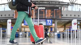 Un passager à l'aéroport de Stuttgart, en mars 2020 (PHOTO D'ILLUSTRATION).