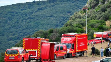 Des pompiers se tiennent à côté de leurs véhicules lors de la présentation du dispositif de lutte contre les feux de forêt dans le département de l'Hérault, le 12 juillet 2024. Photo d'illustration