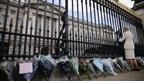 Des fleurs déposées devant Buckingham Palace, le 9 avril 2021, après l'annonce de la mort du prince Philip