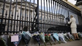 Des fleurs déposées devant Buckingham Palace, le 9 avril 2021, après l'annonce de la mort du prince Philip