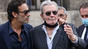 Alain Delon et son fils Anthony aux funérailles de Jean-Paul Belmondo le 10 septembre 2021 à Paris