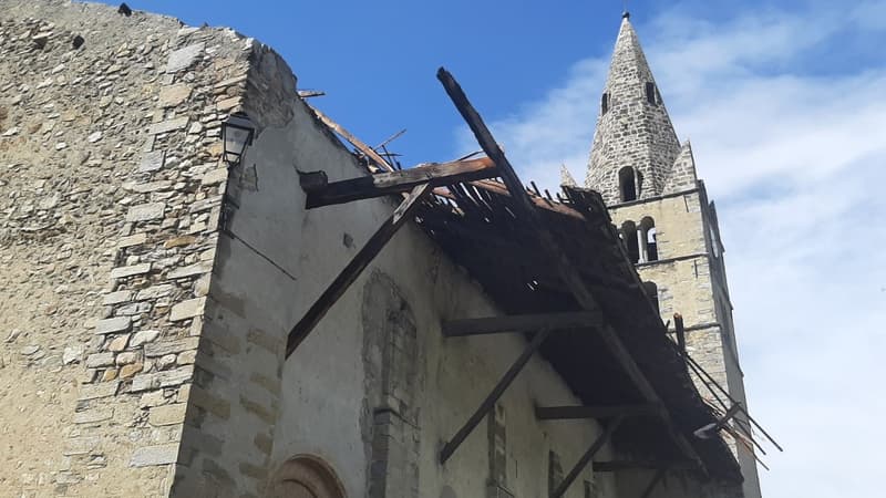 La toiture de l'église de Châteauroux-les-Alpes arrachée le 4 juillet 2022.