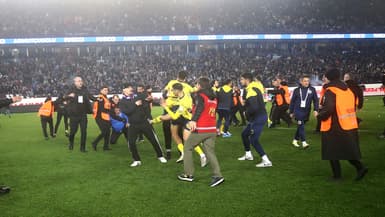 Des bagarres ont éclaté sur la pelouse de Trabzonspor entre des supporters et des joueurs du Fenerbahçe, le 17 mars 2024.
