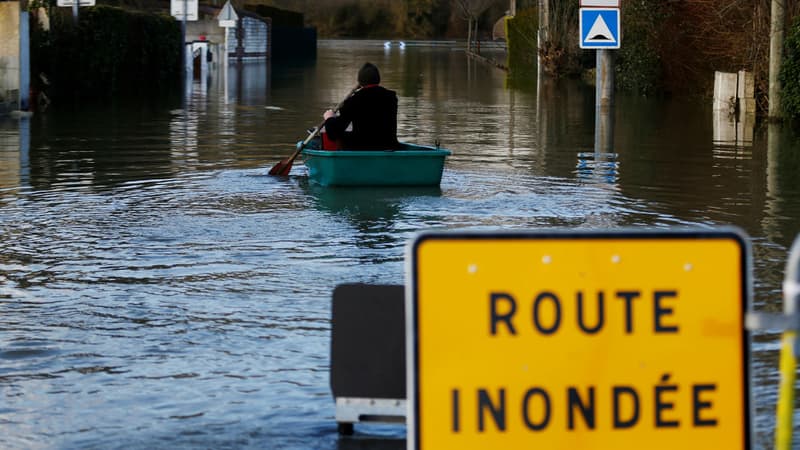 Une rue inondée à Cléon, en Seine-Maritime, le 1er février 2018