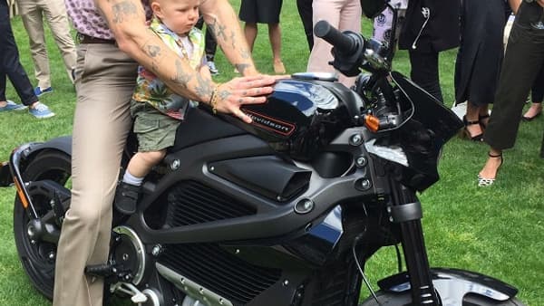 Justin O'Shea et son fils d'à peine un an sur la LiveWire, la première moto électrique de Harley-Davidson. Justin O'Shea et son fils d'à peine un an sur la LiveWire, la première moto électrique de Harley-Davidson.