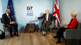 Le Premier ministre britannique Boris Johnson (c) entouré du président du Conseil de l'Europe, Charles Michel, et de celle de la Commission européenne, Ursula von der Leyen, lors du sommet du G7 à Carbis bay, au Royaume-Uni, le 12 juin 2021