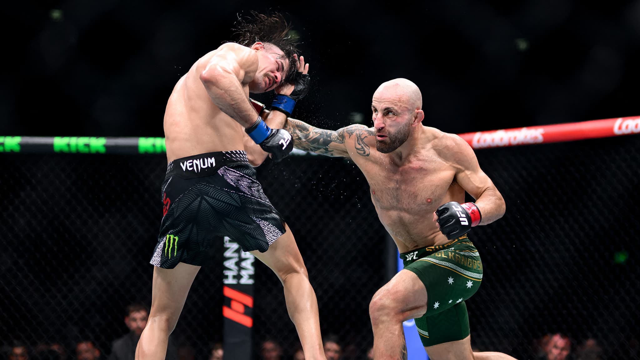 https://images.bfmtv.com/G6_rpoNpV9oRUMMyrJAbaI9eZtw=/0x48:2048x1200/images/Alexander-Volkanovski-face-a-Diego-Lopes-le-31-janvier-2026-a-l-UFC-325-a-Sydney-2227151.jpg
