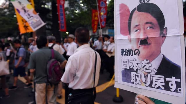 Une affiche du Premier ministre Shinzo Abe lors d'une manifestation contre sa nouvelle politique de défense à Tokyo