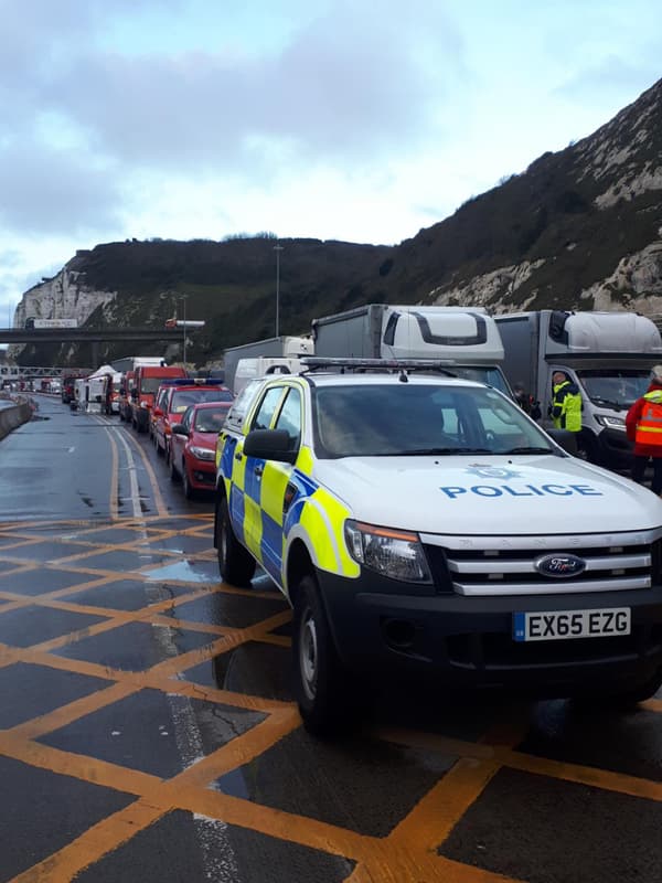 15 sapeurs-pompiers et 10 membres des associations agréées de sécurité civile du département du Nord ont été envoyés en Grande-Bretagne pour aider à tester les chauffeurs routiers coincés sur place.