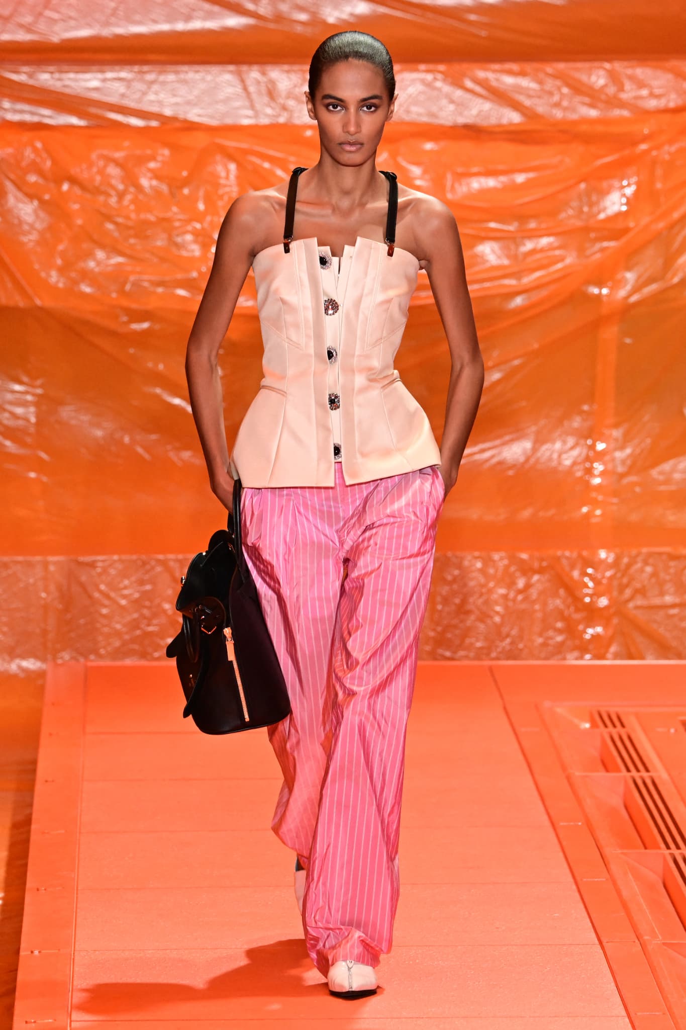 Rayures, nonchalance et féminité: immersion dans le défilé printemps-été  2024 de Louis Vuitton
