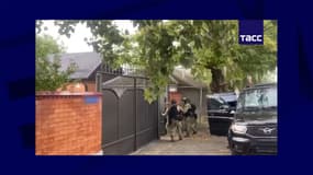 Capture d'écran d'une vidéo du FSB montrant l'arrestation de suspects "terroristes" à Sounja, en Ingouchie, le 28 août 2024