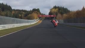 Le pilote a mis environ 45 minutes pour boucler son tour sur deux roues