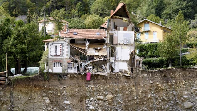 Une maison détruite à Saint-Martin-Vésubie après le passage de la tempête Alex