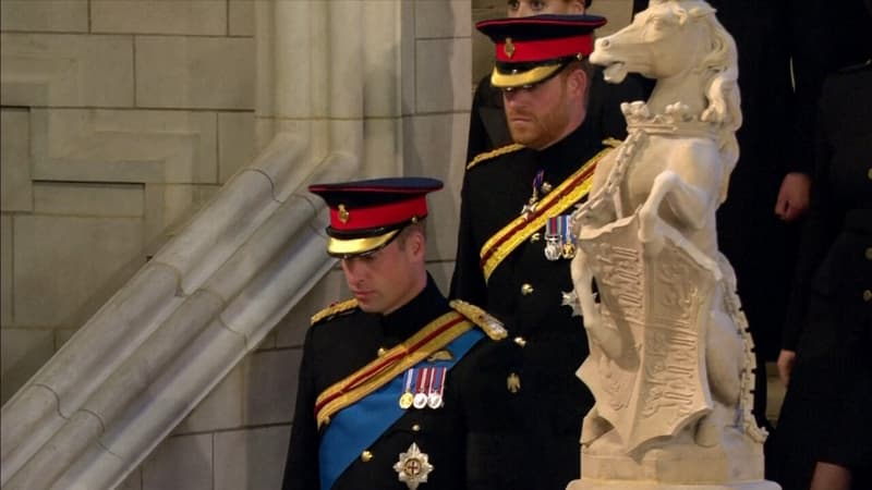 Avec gravité, William et Harry se sont recueillis devant le cercueil d'Elizabeth II