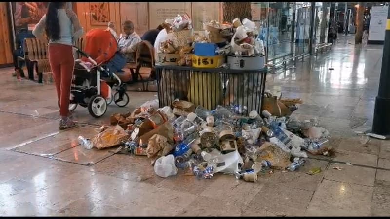 Les poubelles s'accumulent à la gare Saint-Charles de Marseille en raison d'une grève.