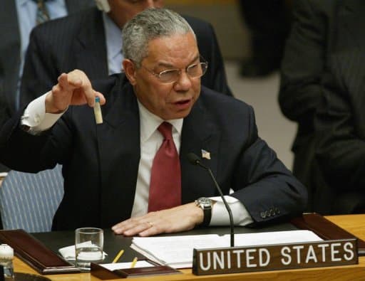 Le secrétaire d'Etat Colin Powell brandit une fiole au Conseil de sécurité des Nations Unies sensée contenir de l'anthrax, utilisé par le régime Irakien, le 5 février 2003