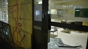 L'entrée de l'immeuble où se trouve le QG de campagne de Marine Le Pen vandalisée