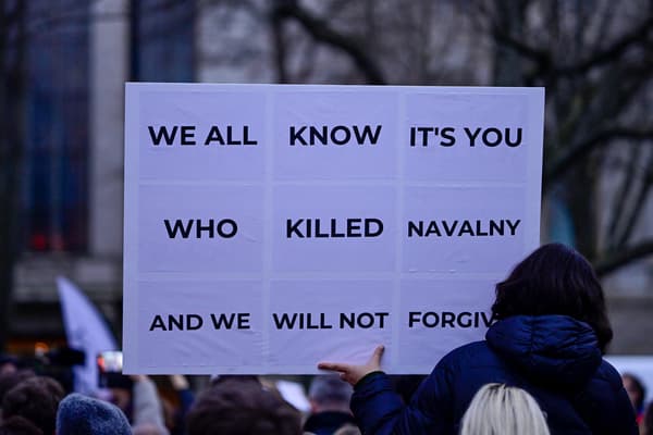 Des manifestants participent à un rassemblement le 16 février 2024 devant l'ambassade de Russie à Berlin, après l'annonce de la mort d'Alexei Navalny.