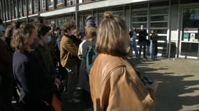 Le rassemblement qui s'est tenu mercredi devant l'IEP de Bordeaux visait à recréer du lien entre les associations du campus et les étudiants, de plus en plus isolés à cause de la crise sanitaire. Des discussions autour des récentes révélations sur des faits de viols ou d'agressions sexuelles ont toutefois eu lieu.