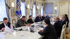 Le président ukrainien Volodymyr Zelensky et le ministre ukrainien des affaires étrangères Andrii Sybiha lors de leur rencontre avec le ministre turc des affaires étrangères Hakan Fidan à Kiev le 30 mai 2025.