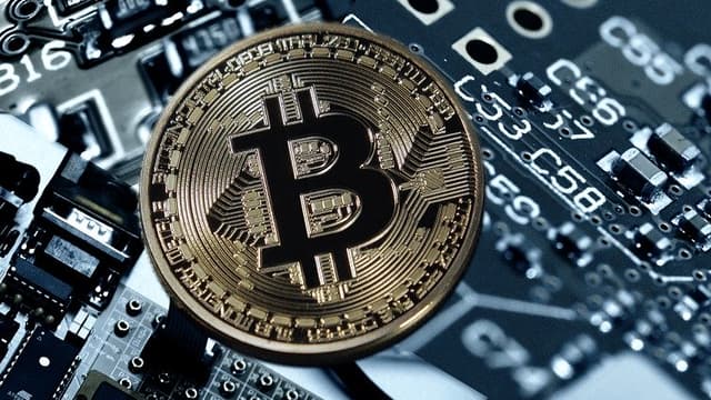 Le prix du bitcoin, première des cryptomonnaies, plongeait lundi de 20%, effaçant une partie des gains vertigineux générés ces dernières semaines.