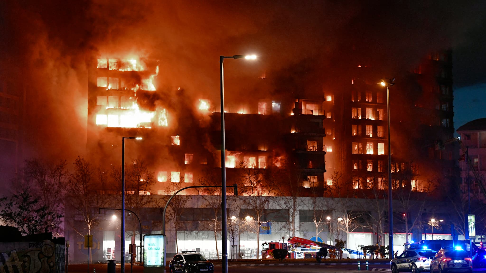 Un gigantesque incendie fait rage dans un immeuble résidentiel de plusieurs étages à Valence, le 22 février 2024. Un gigantesque incendie fait rage dans un immeuble résidentiel de plusieurs étages à Valence, le 22 février 2024.
