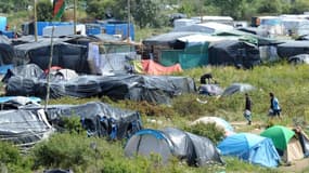 Le site appelé "la nouvelle jungle" à Calais où vivent des migrants essaient de traverser la Manche pour rejoindre l'Angleterre le 2 août 2015