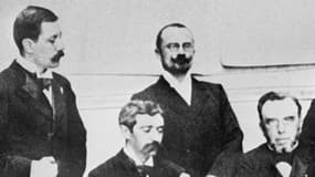 Pierre de Coubertin (assis, à gauche), et les membres du premier Comité olympique international.