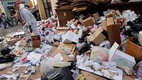 La Communauté urbaine de Marseille a demandé vendredi la réquisition des personnels pour assurer le fonctionnement des deux centres de collecte des déchets bloqués par les éboueurs. /Photo prise le 20 octobre 2010/REUTERS/Jean-Paul Pélissier