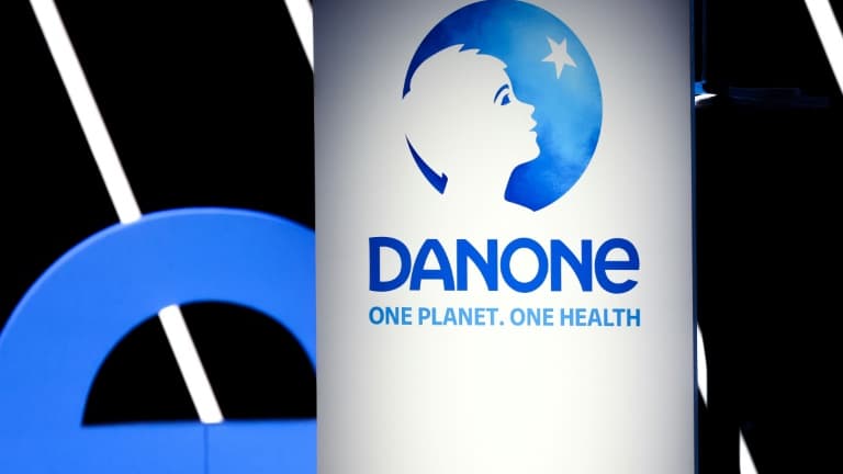 Le logo de Danone lors d'une assemblée générale du groupe le 25 avril 2024, à Paris