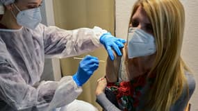 Un travailleur médical injecte une dose du vaccin anglo-suédois AstraZeneca/Oxford à une enseignante le 9 mars 2021, à Milan. (Photo d'illustration)