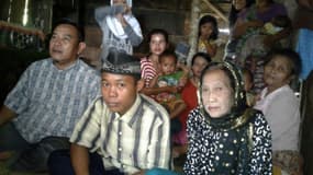 Photo récente non datée de Selamet Riyadi (devant, 2eG), 15 ans, et de sa femme Rohaya binti Kiagus Muhammad Jakfar (devant, 2eD), 73 ans, à Baturaja au sud de Sumatra, en Indonésie