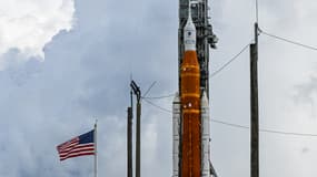 La fusée orange et blanche SLS, sur le pas de tir 39B du centre spatial Kennedy, en Floride, vendredi 2 septembre 2022