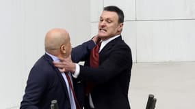 Le député d'opposition Ahmet Sik (à gauche) et le député AKP Alpay Ozalan (à droite) à Ankara, le vendredi 16 août 2024.