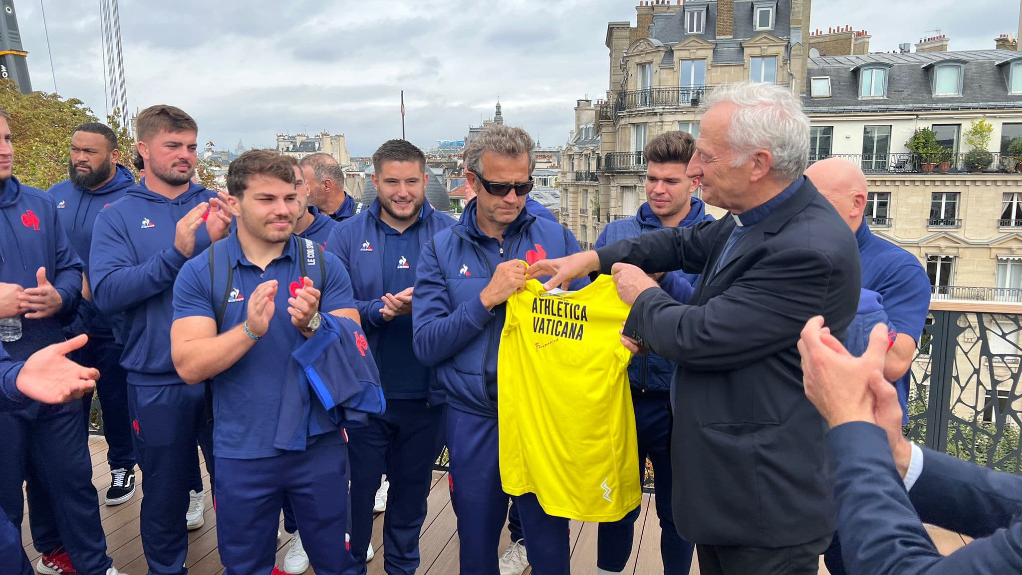 Fabien Galthié se voit remettre un maillot du club de rugby du Vatican signé par le Pape François, le 12 octobre 2023. Fabien Galthié se voit remettre un maillot du club de rugby du Vatican signé par le Pape François, le 12 octobre 2023.
