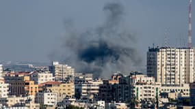 De la fumée s'échappe depuis une zone de la région est de Gaza après une intervention militaire israélienne