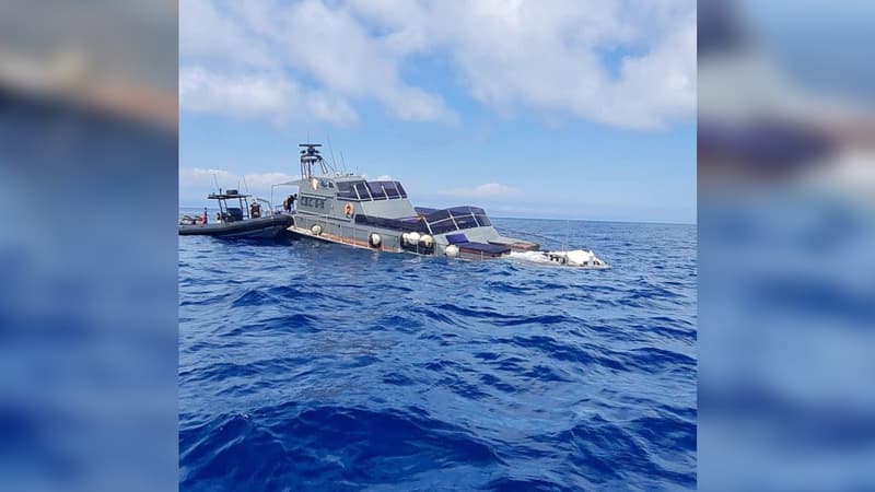 Un yacht en train de couler samedi 29 juillet en début d'après-midi au large de Beaulieu-sur-Mer (Alpes-Maritimes).