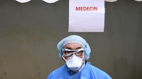 Un médecin dans un centre de dépistage drive du coronavirus dédié au personnel soignant le 27 mars 2020 à Paris (photo d'illustration)