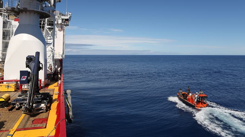 Des équipes australiennes recherchent des débris du MH370, le 7 avril 2014.