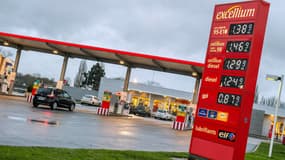 Les automobilistes se pressent dans les stations service favorisant la pénurie.