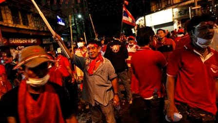 Les "chemises rouges" affichent leur détermination à mener jusqu'au bout leur combat pour des élections anticipées au lendemain de heurts avec les forces de l'ordre qui ont fait 20 morts à Bangkok. /Photo prise le 10 avril 2010/REUTERS/Damir Sagolj