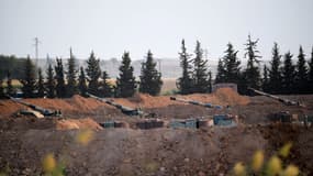 Des véhicules d'artillerie turcs postés à la frontière avec la Syrie, le 8 octobre, la veille de l'offensive lancée contre la milice kurde du YPG
