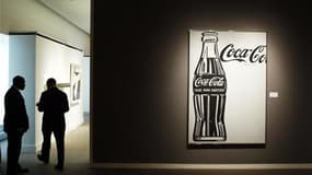 Une toile en noir et blanc d'Andy Warhol représentant une bouteille de Coca Cola a été acquise pour 35,36 millions de dollars lors d'enchères organisées mardi par Sotheby's. /Photo prise le 29 octobre 2010/REUTERS/Lucas Jackson