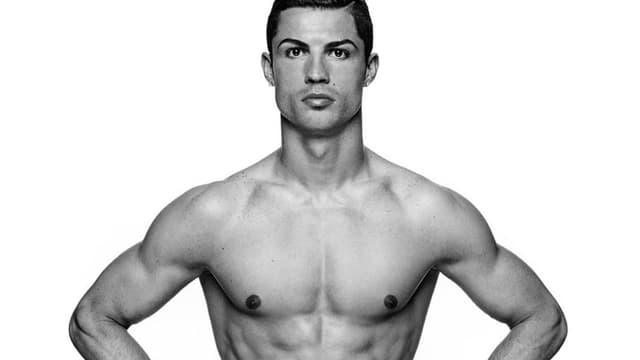 Cristiano Ronaldo pose pour sa marque, CR7.