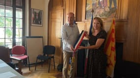 Yvan Bouguyon (à gauche), élu maire de Barcelonnette (Alpes-de-Haute-Provence) mardi 20 août lors du conseil municipal, et Sophie Vaginay-Ricourt (droite) l'ancienne maire. 