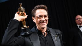 Robert Downey Jr avec son Oscar du meilleur acteur dans un second rôle le 11 mars 2024
