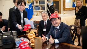 Le négociateur en chef des tarifs douaniers du Japon, Ryosei Akazawa, pose avec une casquette "Make America Great Again" à la Maison Blanche à Washington le 16 avril 2025