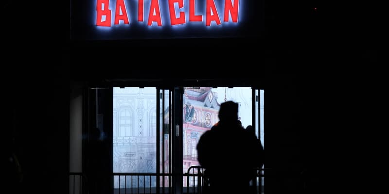 Un policier devant le Bataclan. - PHILIPPE LOPEZ / AFP