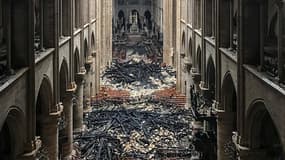 Les décombres à l'intérieur de Notre-Dame de Paris. 